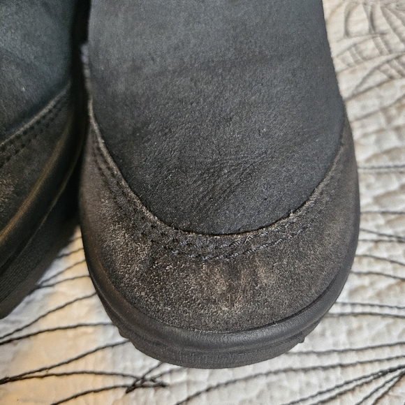 VGUC UGG Ultimate Short 5275 Black Suede Sheepskin Boots Womens 7 - Picture 9 of 16